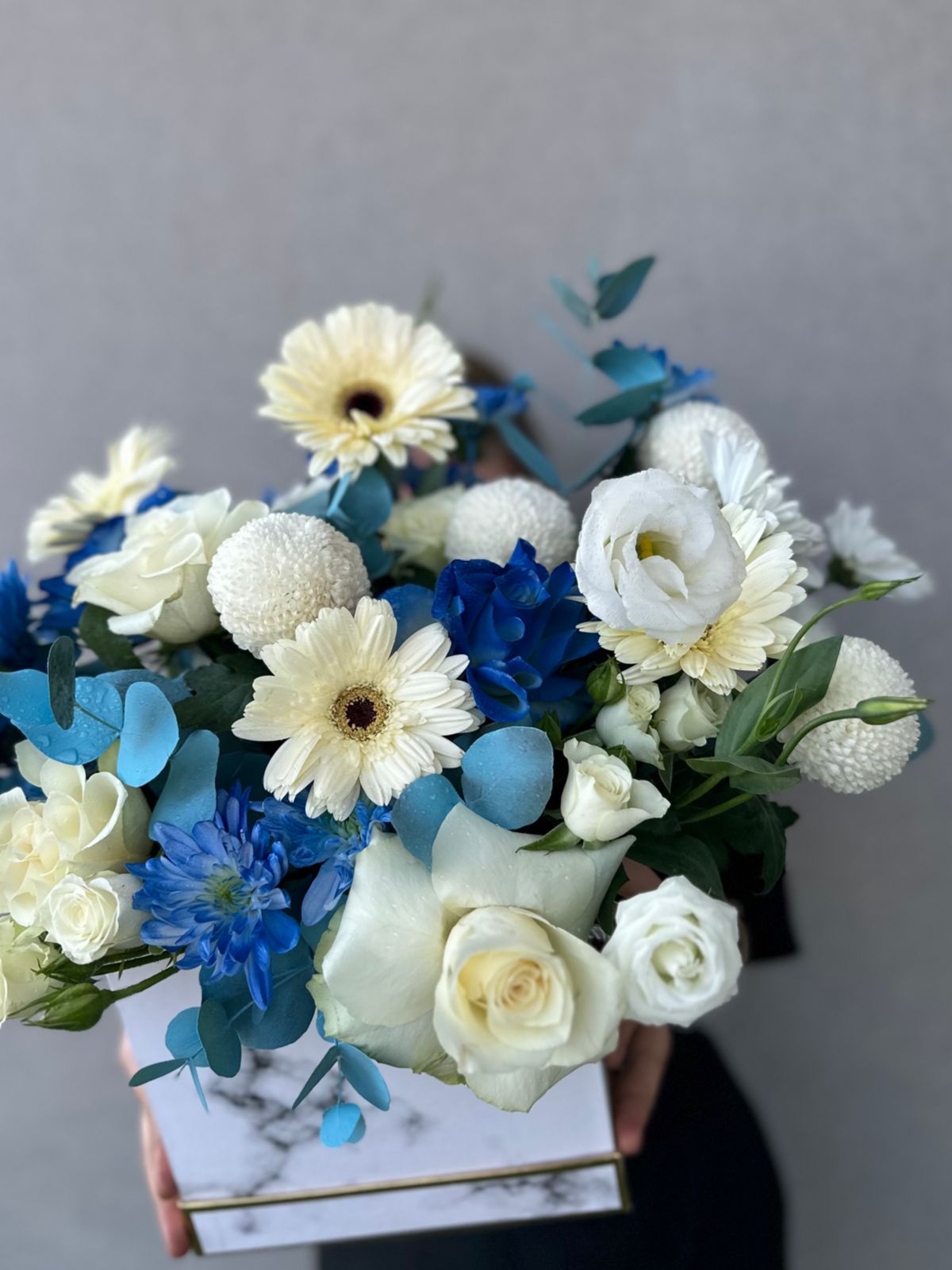 order flower box blue and white