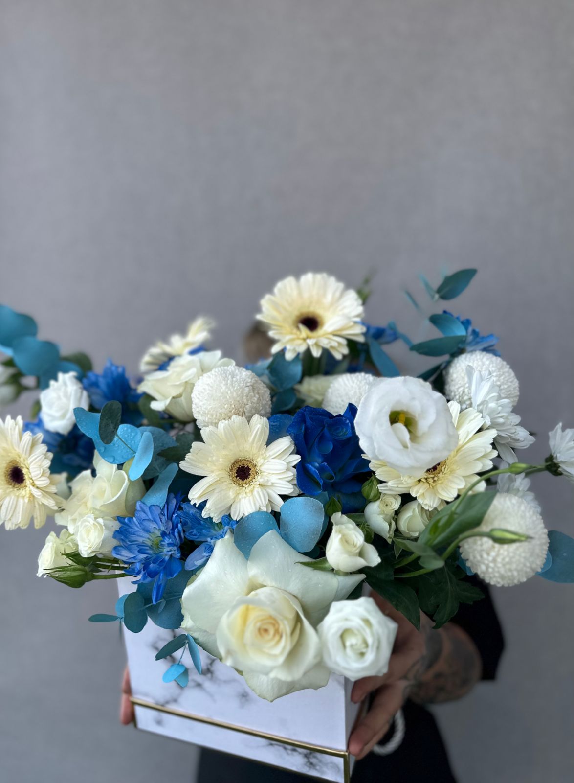 order flower box blue and white